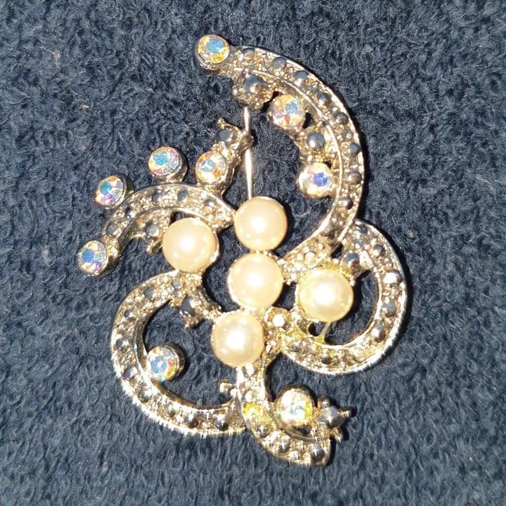 Art Nouveau Aurora Borealis Rhinestone & Faux Pearl Silver Tone Spiral Brooch